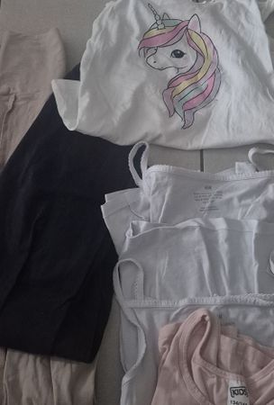 Kleidungspaket Mädchen Leggings und Tops sowie Unterhemden