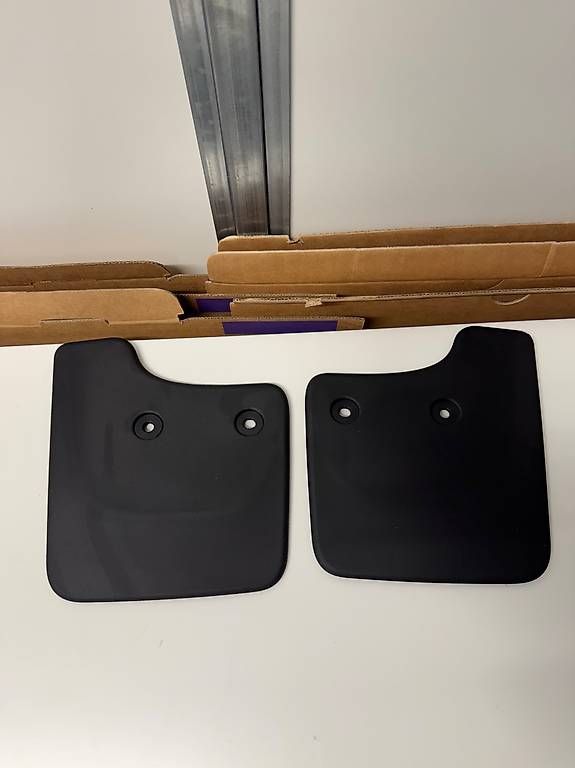 Tesla Tutti i ricambio: Tesla Model 3 Schmutzfänger / Spritzschutz – Nuovo e nell'imballaggio originale da Schübelbach venduto da Rahnmont 1