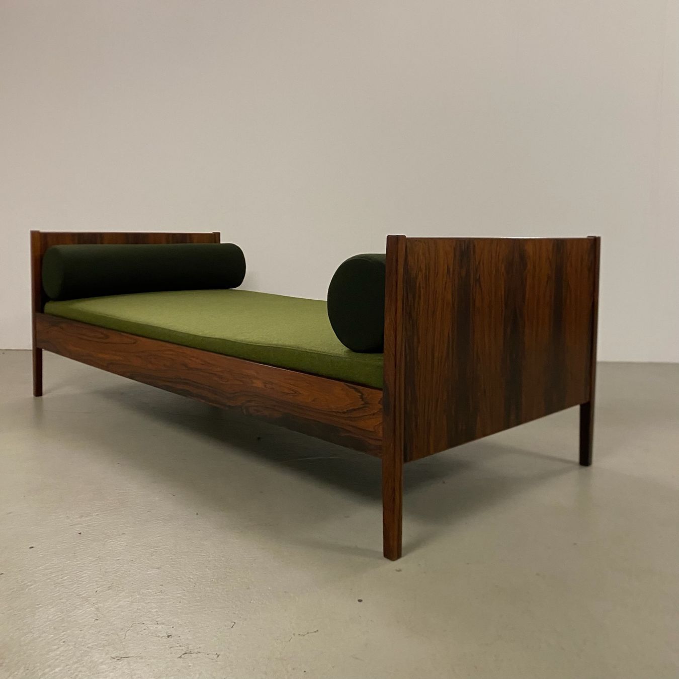 Divani: Danish Palisander Daybed Bett 1960s restauriert – Usato da Basel venduto da MidMod20C 7