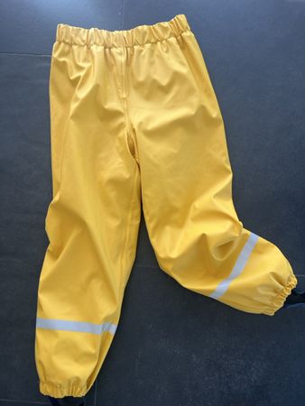 Kaum getragene gefütterte Regenhose Gr. 134/140