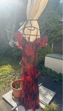 Rotes Kleid mit Rüschen – Perfekt für den Sommer! Grösse 34