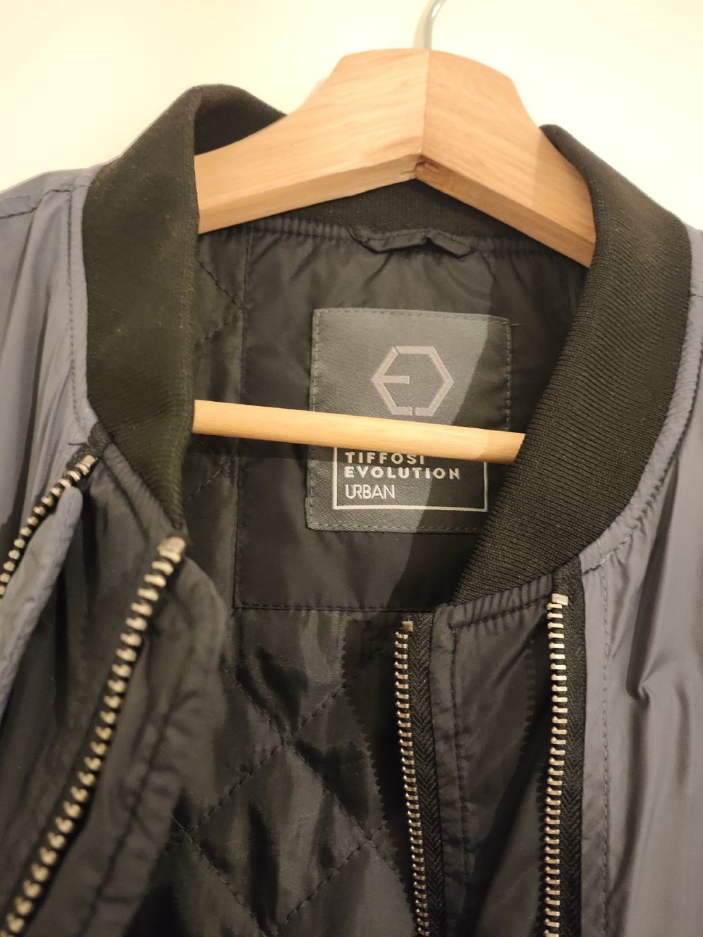 Giacche: Tiffosi Evolution Bomber Jacket Grey Black Size M – Nuovo (secondo la descrizione) da Nyon venduto da noe_jh6c 3