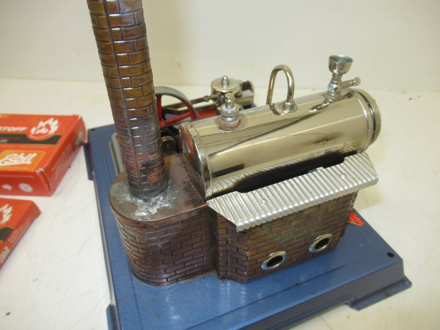 Wilesco Kit di modellismo & Modellini statici: Wilesco Dampfmaschine D10 mit Dynamo, ungetestet – Usato da Männedorf venduto da livesteam 3