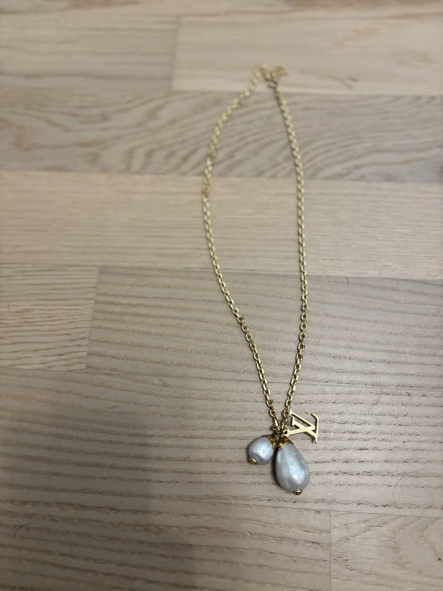 Louis Vuitton Catenine: Collier Louis Vuitton doré avec perles, état impeccable – Nuovo e nell'imballaggio originale da Saxon venduto da Hatlia_Shop 2