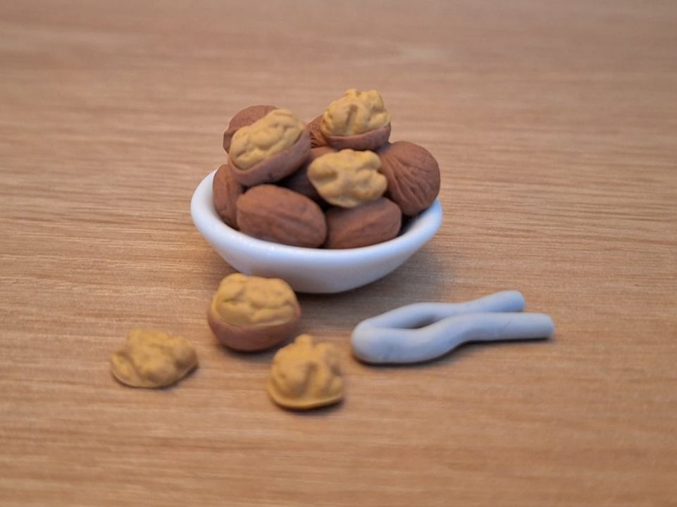 Case e mobili per bambole: Handmade Baumnuss Schale mit Nussknacker – Nuovo (secondo la descrizione) da Zürich venduto da HandmadeTinyFood 1