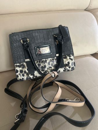 GUESS Handtasche Kroko/Leo mit mehreren Schulterriemen
