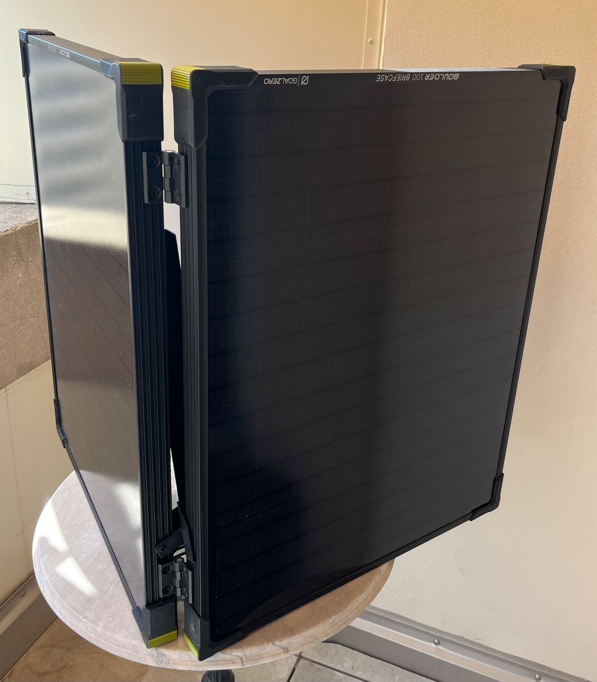 Goal Zero Batterie: Goal Zéro Yéti 200x Lithium + Panneaux Boulder 100 Briefcase – Usato da Genève venduto da Dragonfish 3