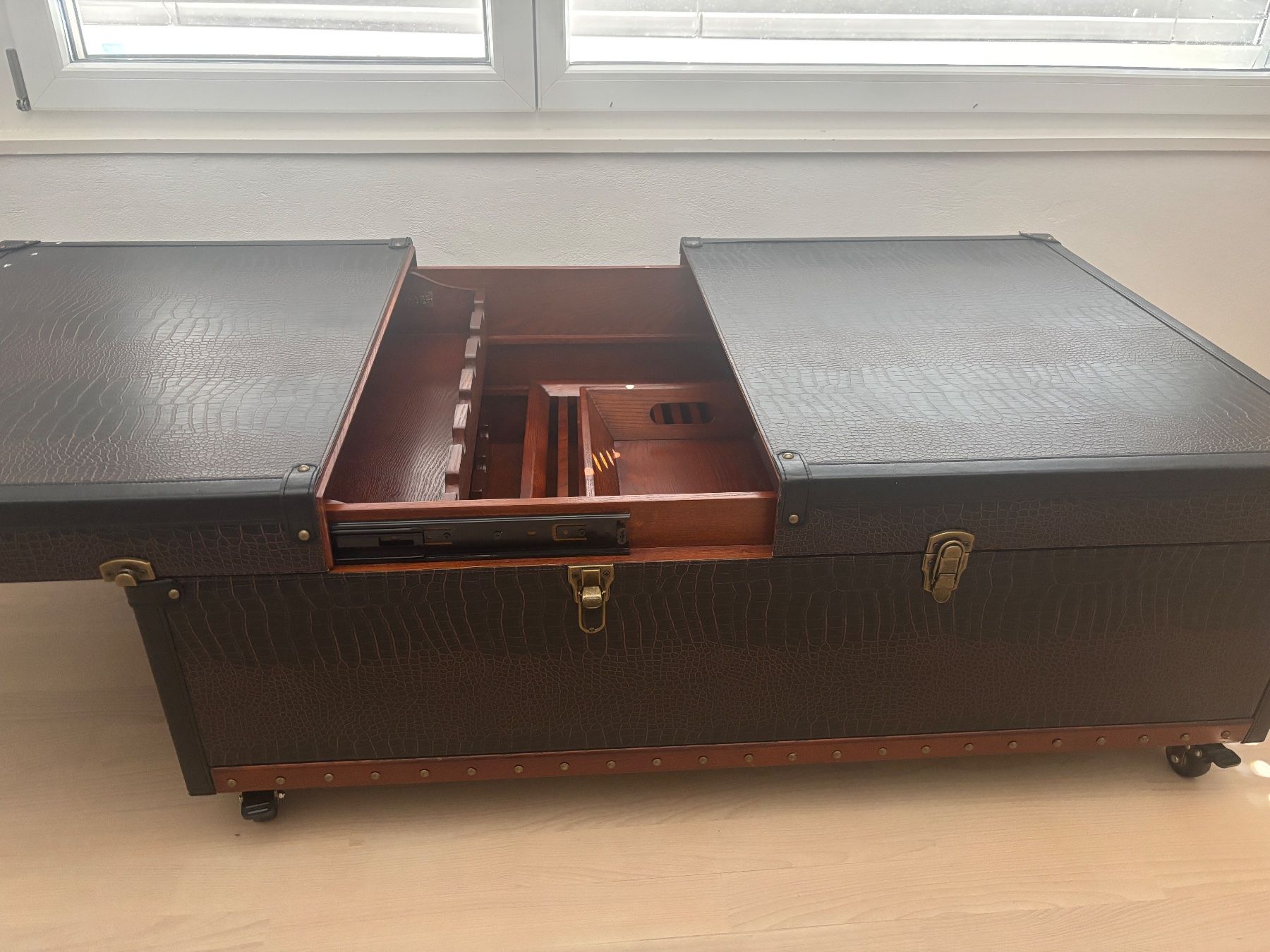 Allestimento di negozi e stand fieristici: Coffee Table Bar von KARE / Couchtisch mit Bar – Usato da Zürich venduto da bowmore13 1
