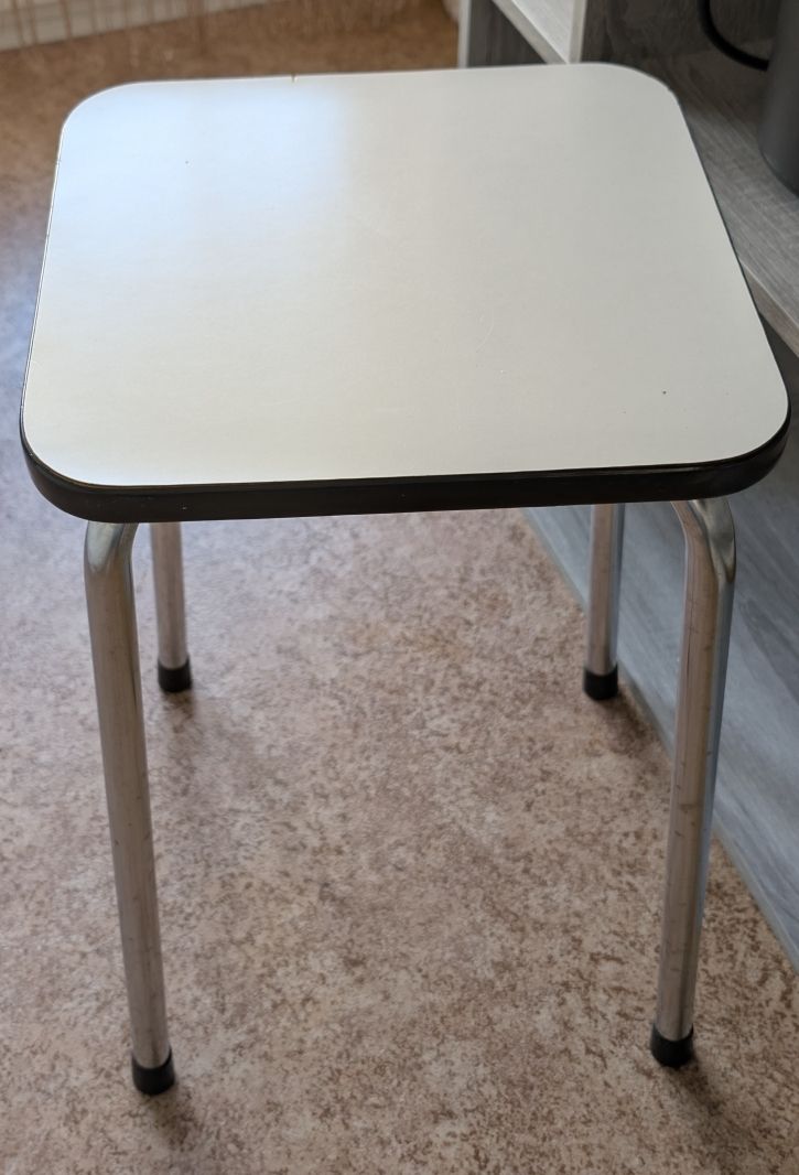 Hocker: Retro Taburett / Hocker mit Metallbeinen – Gebraucht aus Stäfa von dbenslimane