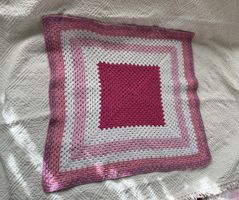 Kuschelige kleine Babydecke gehäkelt weiss / rosa / ponk