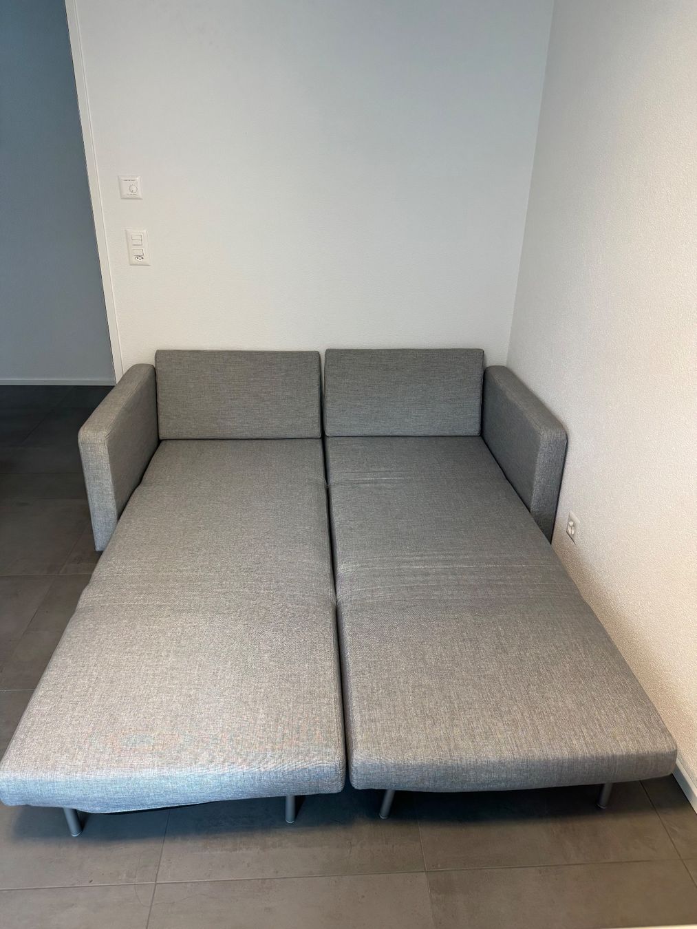 Boconcept Sofas: BoConcept Melo Stoff Zweisitzer Sofa Grau – D'occasion à Steinhausen par phi_8nvy 1