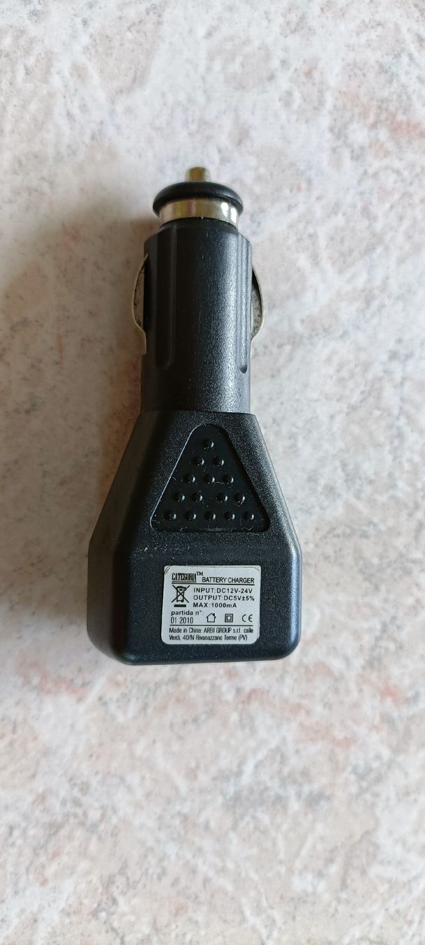 Laufwerke & Adapter: auto Adapter 12v mit USB Jack – Gebraucht aus Porza von tbch 1