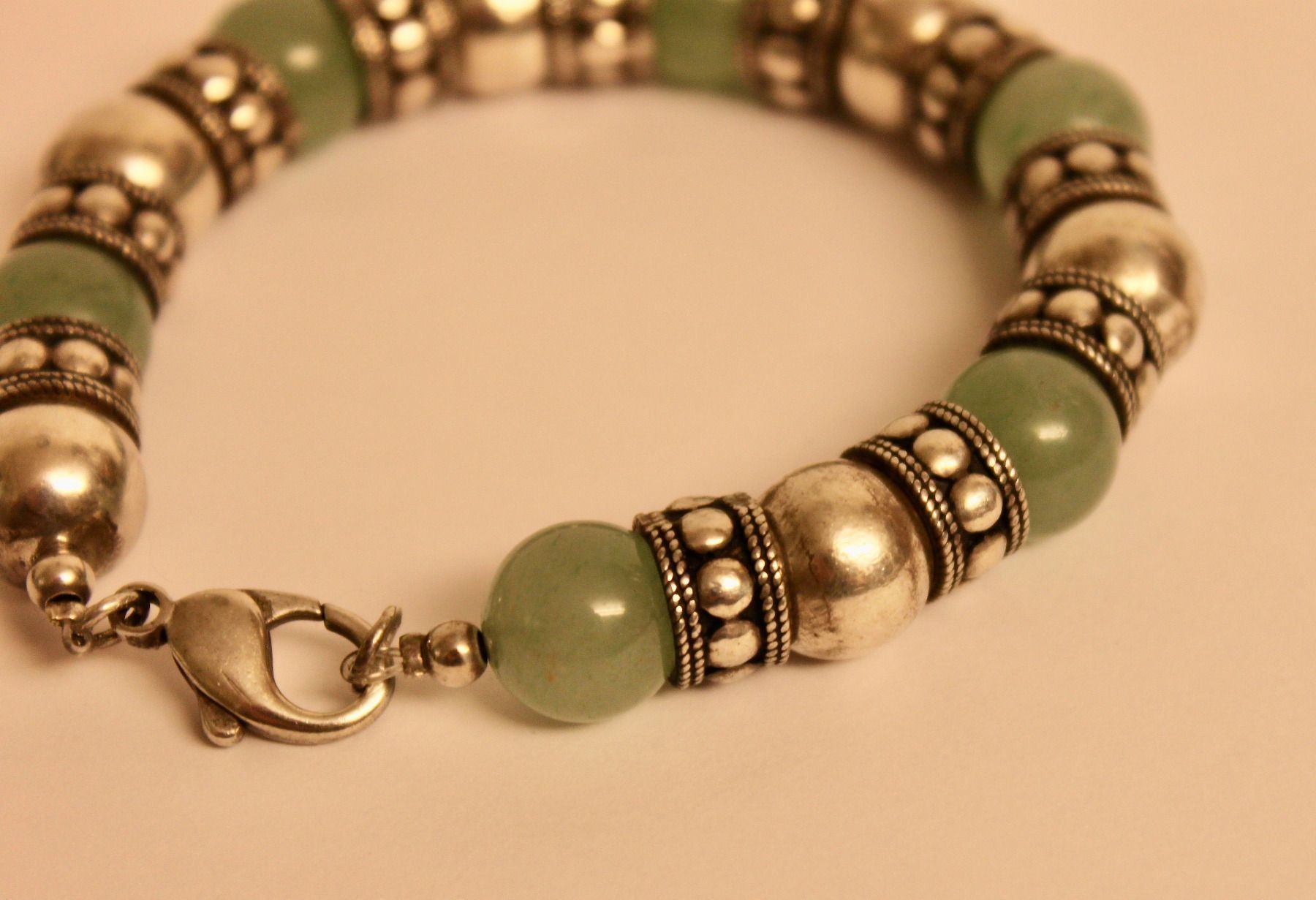 Armbänder & -reifen: SCHÖNE ARMKETTE MIT STEINPERLEN & SILBER. 20.JAHRHUNDERT. – Gebraucht aus Grandcour von Flowerstyle 1