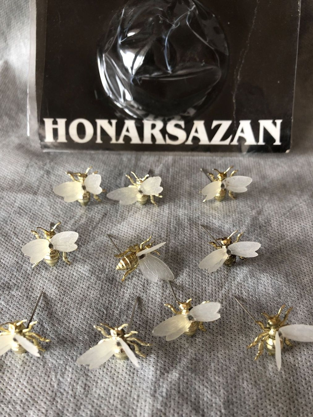 Alle Dekorationen: Set of 10 beautiful Bee Pins – Neu und originalverpackt aus Wohlen b. Bern von cookiemonster