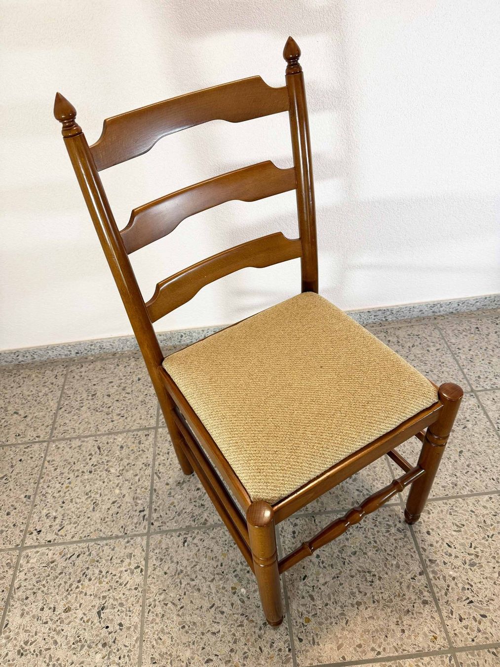 Chaises: Dekorativer Holzstuhl – D'occasion à Windisch par Losdosquatros 2