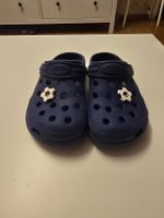 Clogs dunkelblau mit Fussball Motiv Grösse 29