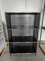 USM Haller Regal schwarz mit Lochblech auf Rollen