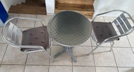 Tisch mit 2 Stühlen