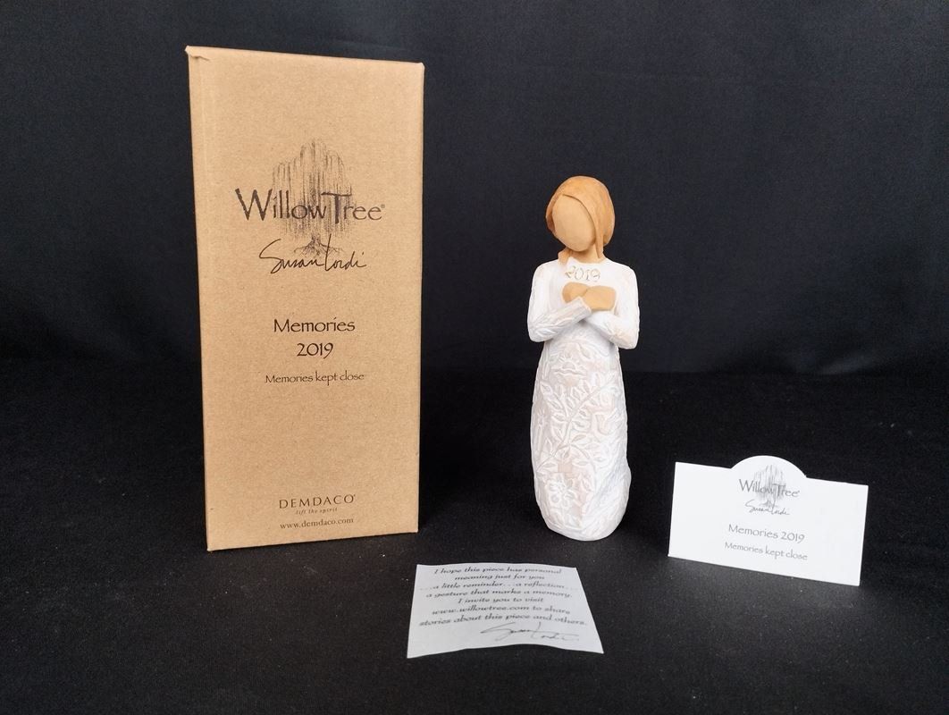 Willow Tree Statuette: DEMDACO Willow Tree Figur Memories Kept 2019 – Nuovo (secondo la descrizione) da Schübelbach venduto da Restwert_Schubelbach