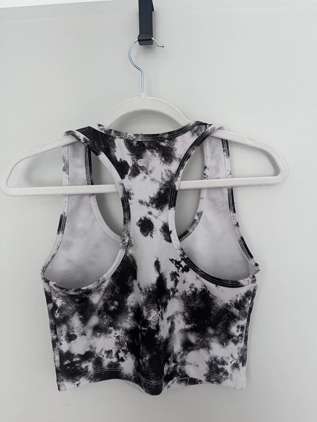 Top: Black/white tie-dye sport crop top – Nuovo (secondo la descrizione) da Zürich venduto da kry_85p7 1