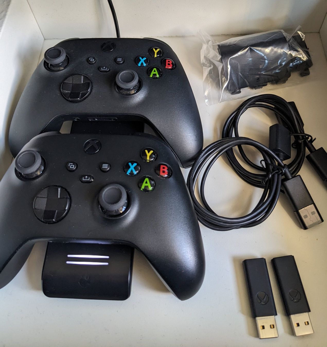 Microsoft Manettes: 2 Microsoft Xbox wireless controllers + charging station – D'occasion à Zürich par mis_dg88