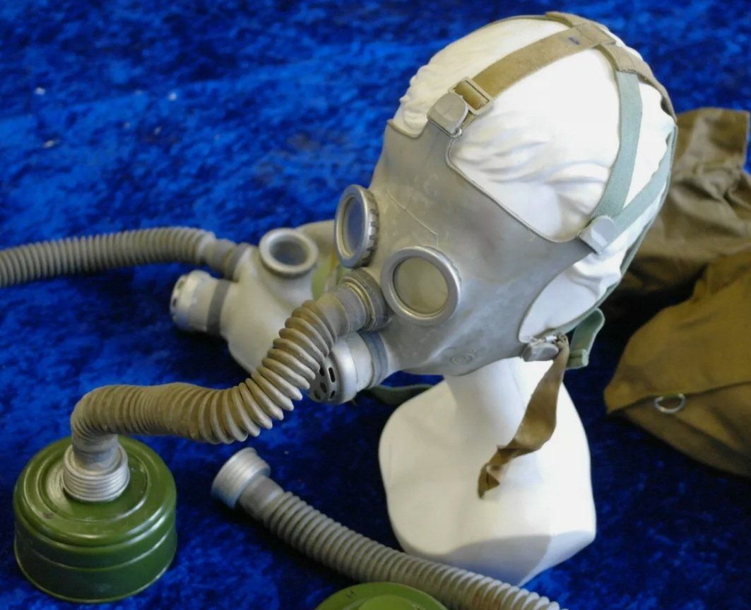 Protezione per viso e udito: Kinder Gasmaske + Filter und Tasche. – Nuovo (secondo la descrizione) da Fislisbach venduto da jos_cf6h 1