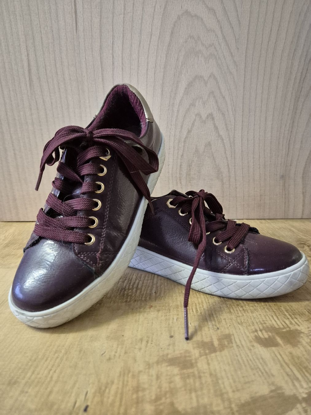 Scarpe da donna: Burgunderfarbene Sneakers, Grösse 36, – Usato da Wichtrach venduto da kne_62tl