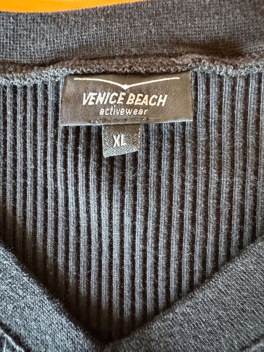 T-shirt: Schwarzes T-Shirt mit V-Ausschnitt – Nuovo (secondo la descrizione) da Stäfa venduto da Mofi8712 2