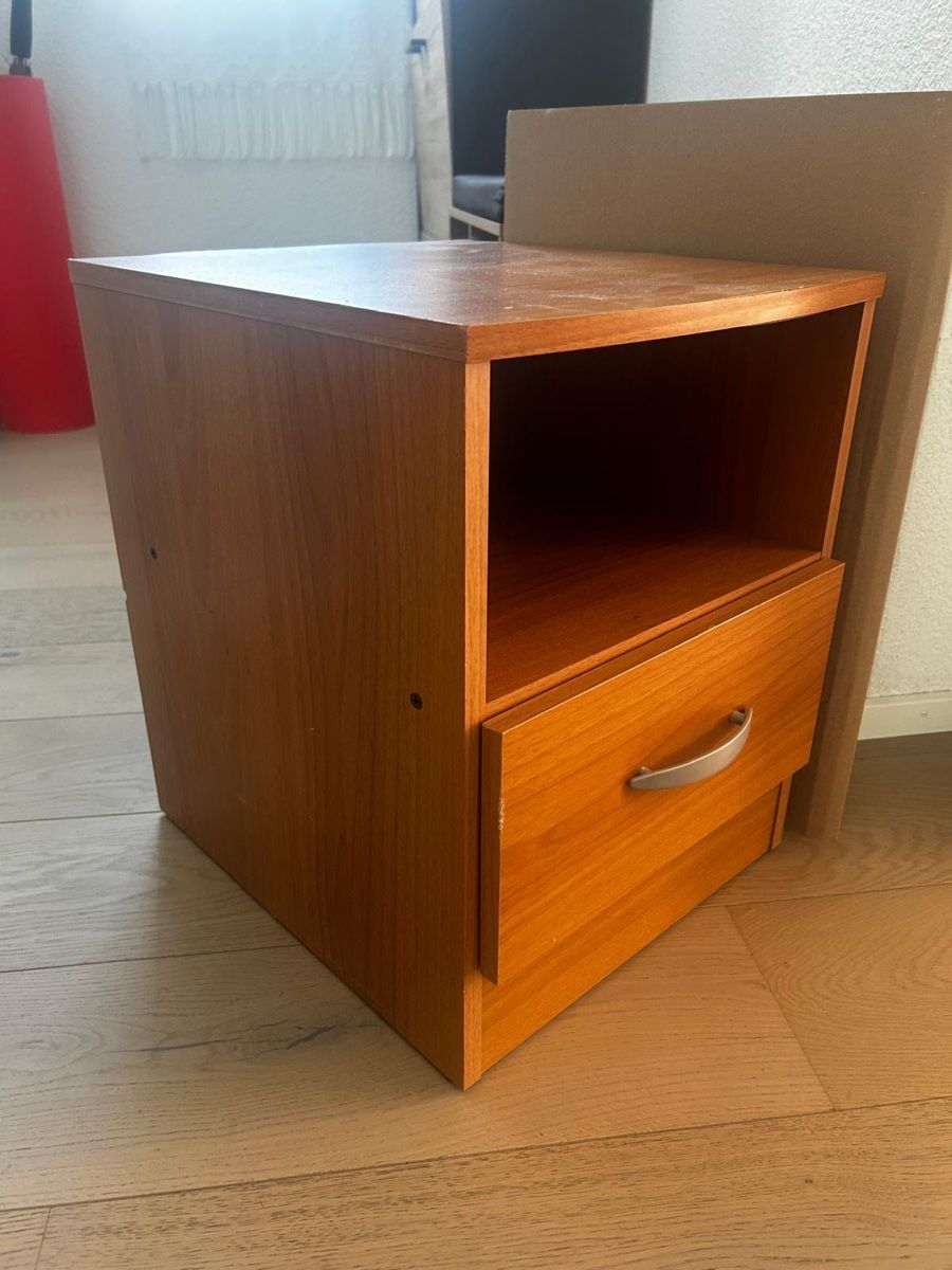 Tables de nuit: Nachttisch mit Schublade Holzoptik – D'occasion à Pfäffikon (ZH) par Chris141971 2