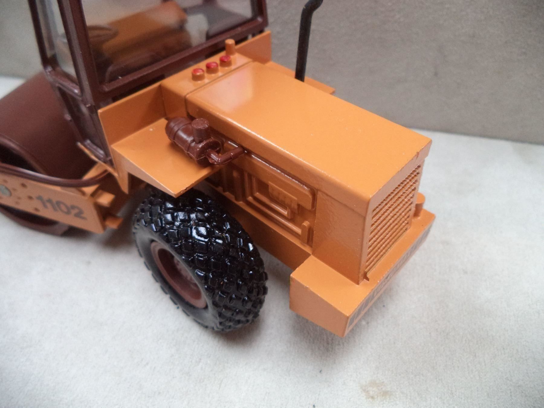 Escavatori: Vibromax W1102 Srassenwalze 1:35 – Nuovo e nell'imballaggio originale da Rieden AG venduto da Wirth03 3