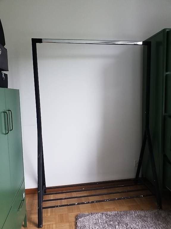 Garderobe: Kleiderständer schwarz – Gebraucht aus Bern von Bluepop