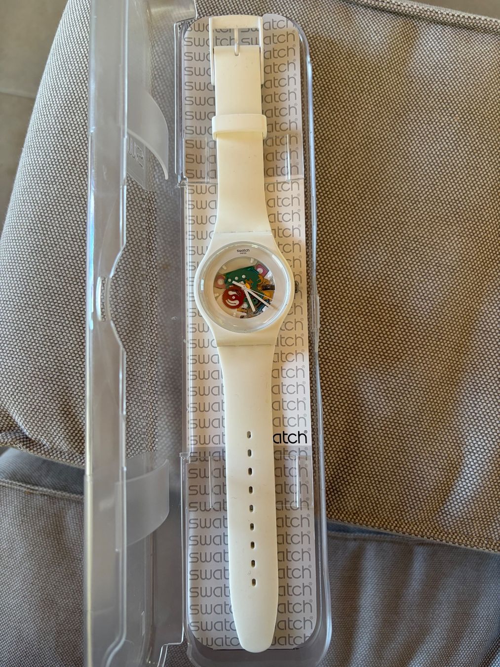 Swatch Orologi: Montre Swatch blanche squelette neuve – Nuovo e nell'imballaggio originale da St-Imier venduto da Mod_qd95 1