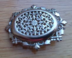 Versand möglich.  Filigrane, hübsche Brosche Biedermeierstil