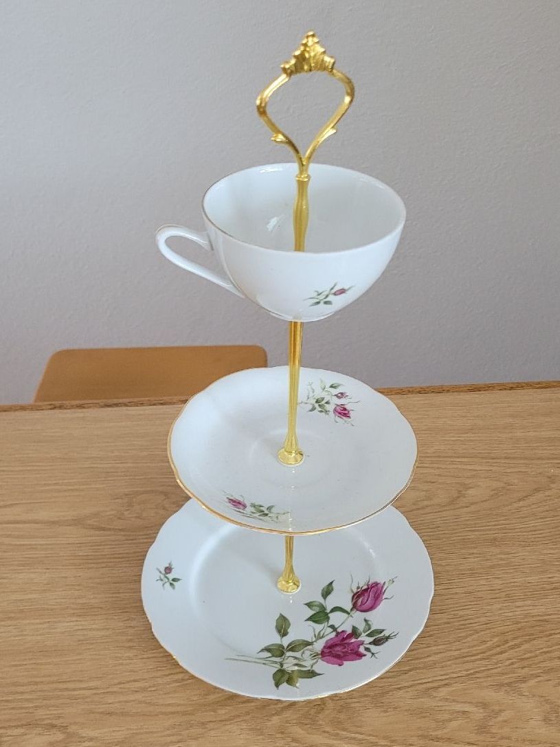 Set di piatti: ETAGERE mit Kaffeetasse, Untertellerchen & Desserteller – Usato da Nottwil venduto da echtMOMO 2