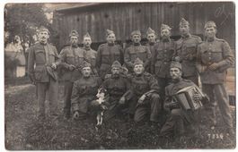 Soldatengruppe mit Handorgel und Hund, Fotokarte um 1930