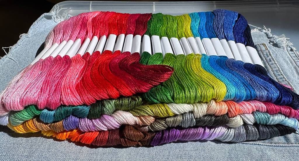 Kit bricolage: 100 x Garn Stickgarn Armbändeli Knüpfen – Nuovo e nell'imballaggio originale da Leuggern venduto da unico10 1