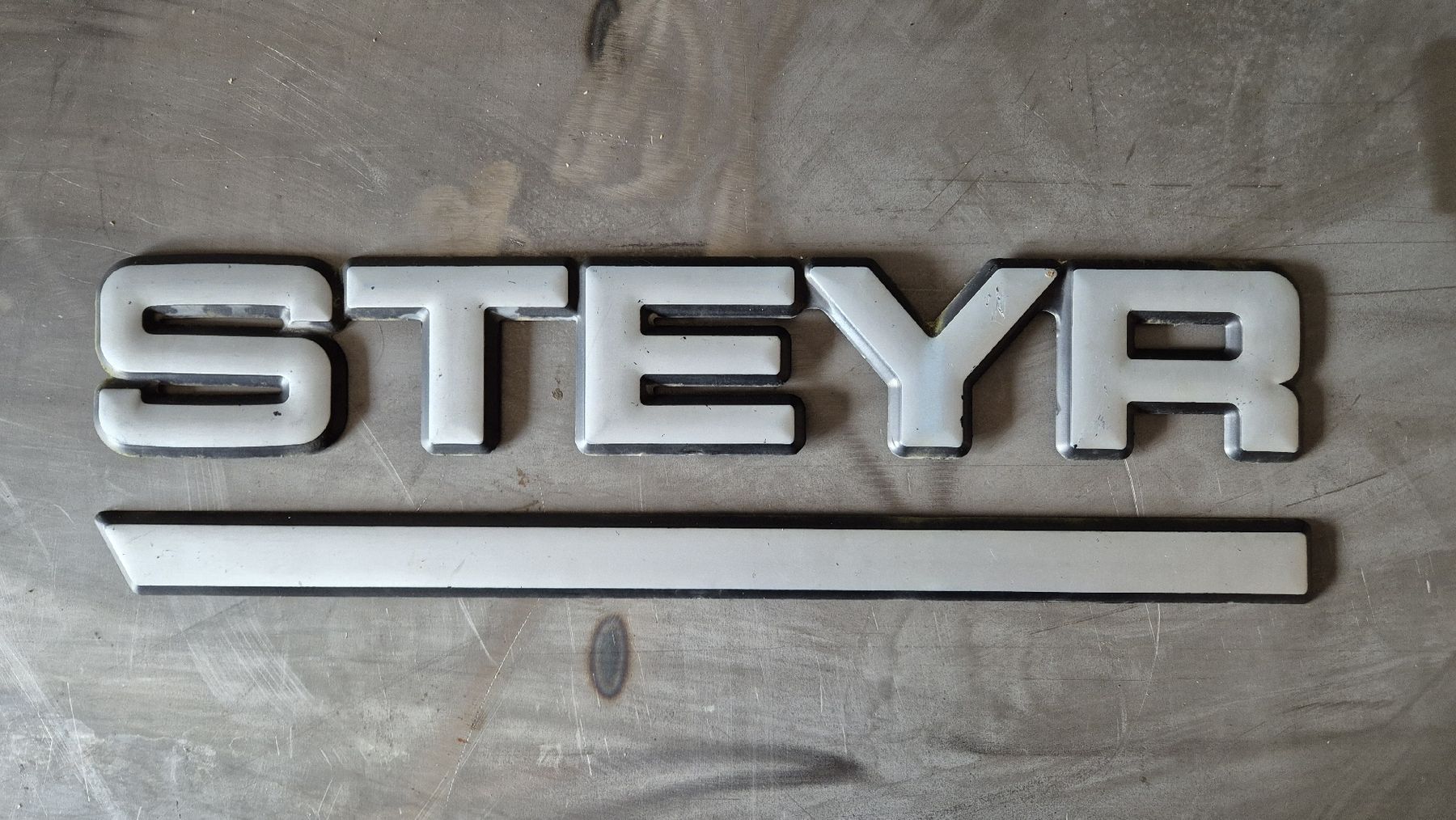 Steyr Insegne: Steyr Schriftzug – Usato da Lützelflüh-Goldbach venduto da Swissmoto
