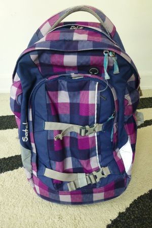Schöner Schulrucksack (violett kariert) der Marke SATCH
