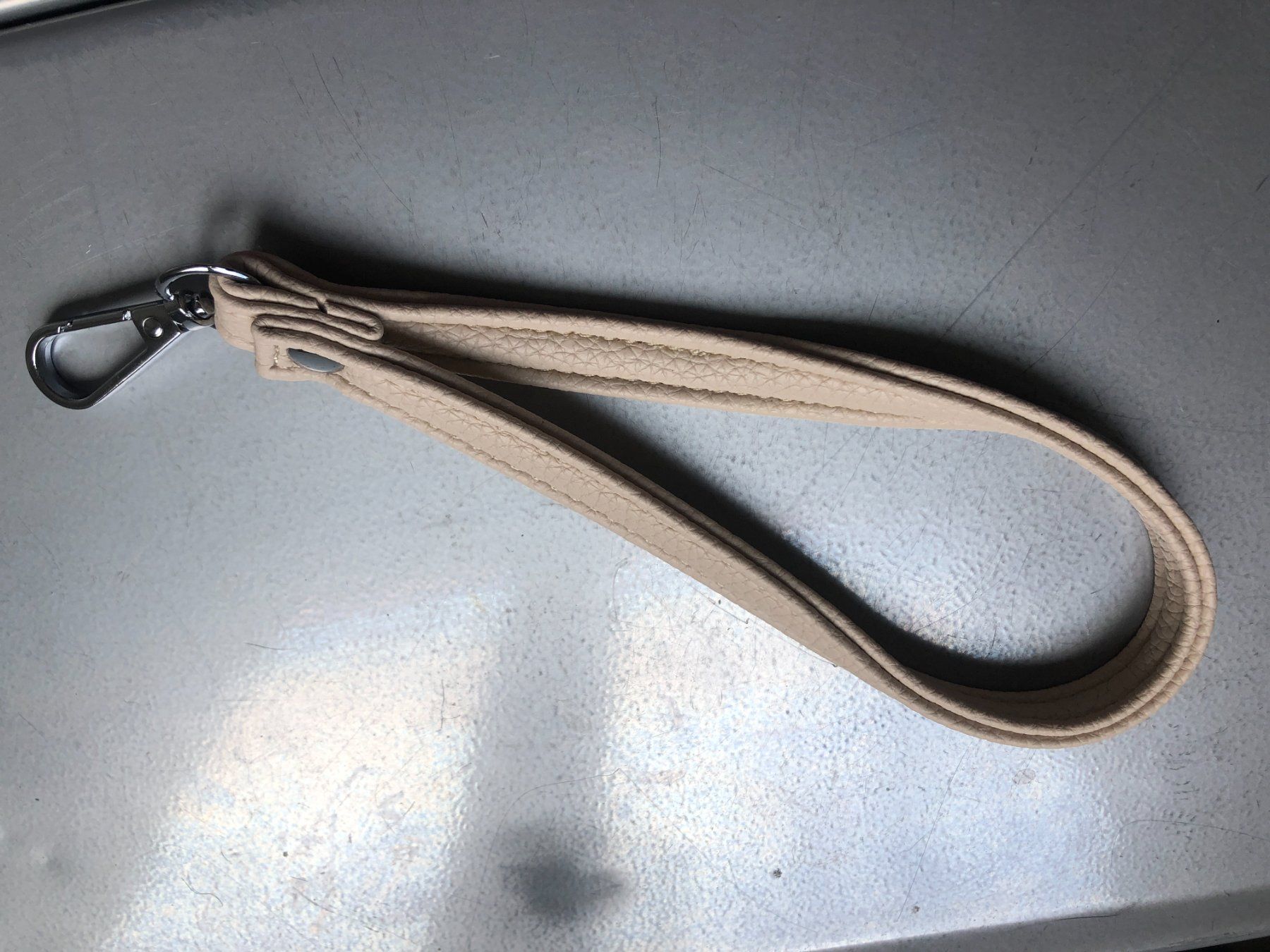Borse da donna: sehr schöne beige elegante flache Ledertasche mit Traggurt – Usato da Zürich venduto da Tivoli2 4
