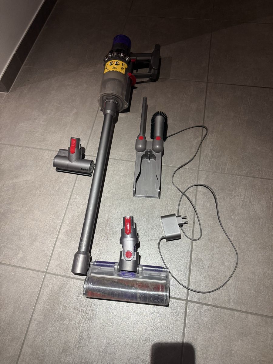 Dyson Aspirateurs & Accessoires: Dyson V10 Cyclone  – D'occasion à Claro par KarinS84