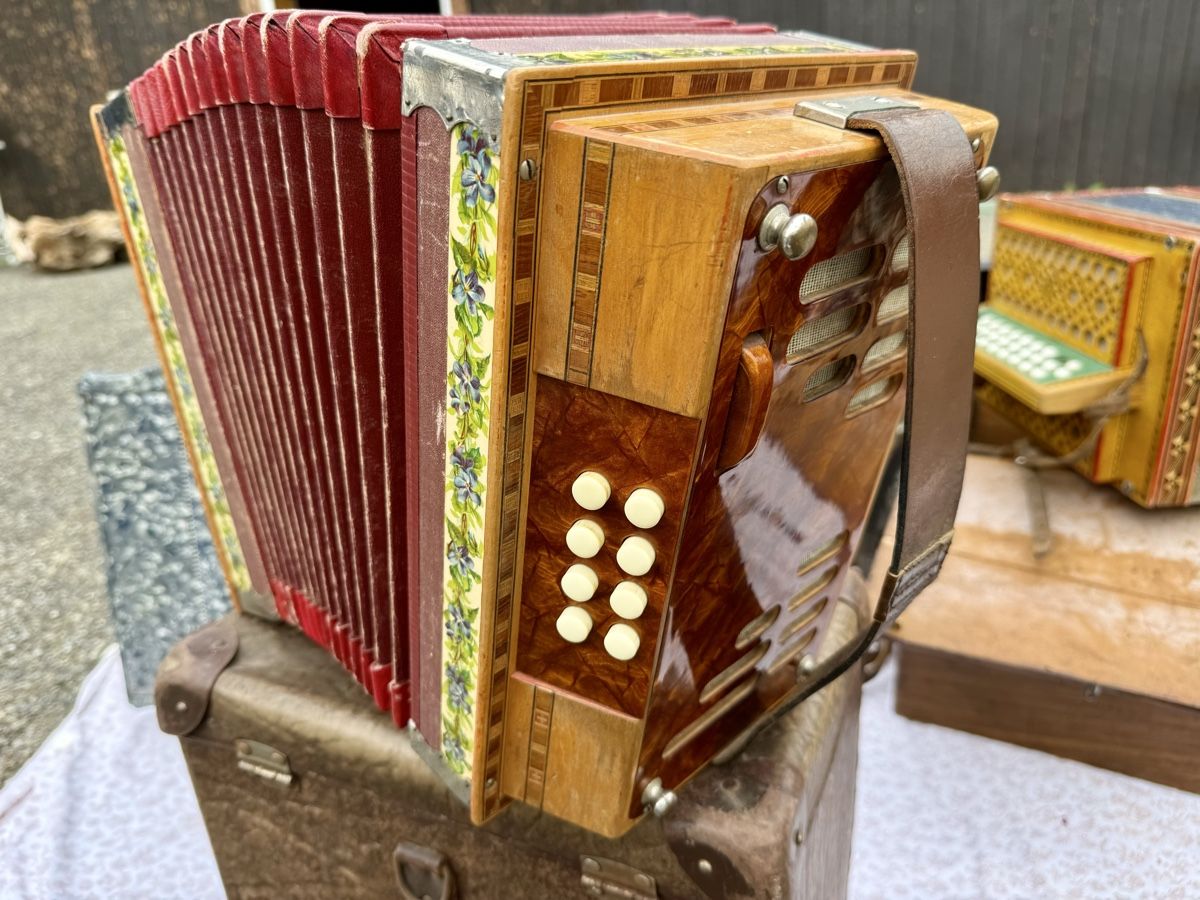 Musikinstrumente: Diverse Akkordeons - Schwyzerörgeli – Gebraucht aus Matzendorf von TITUs_ 9