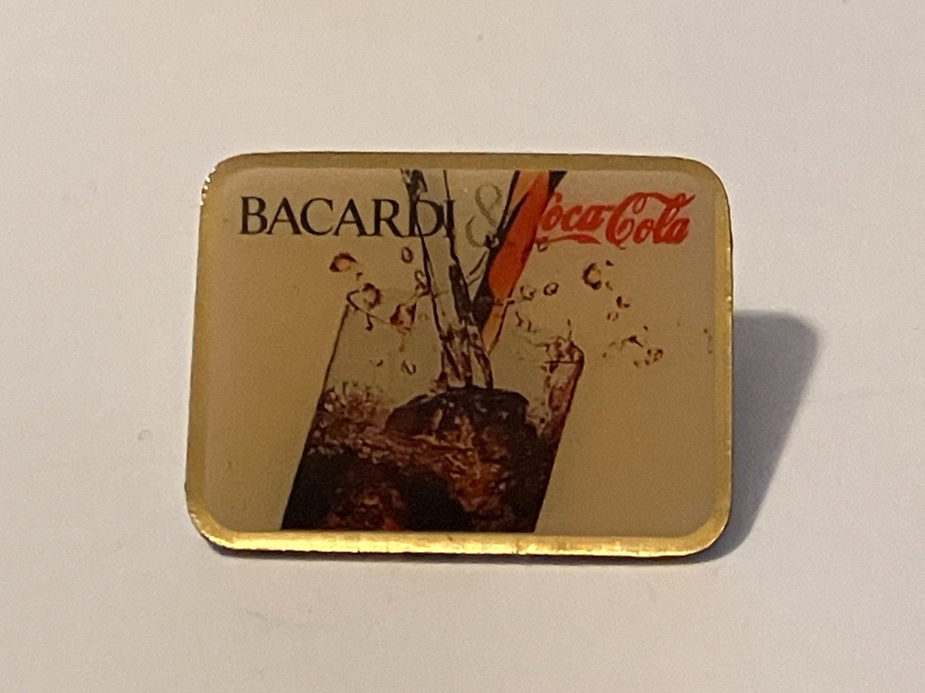 Placchette & Badge: 1 Pin Bacardi & Coca Cola – Usato da Basel venduto da djwwpp