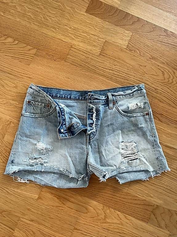 Jeans: LEVI'S Jeansshorts Gr. 28 – Usato da Liestal venduto da Schatzsucher90 1
