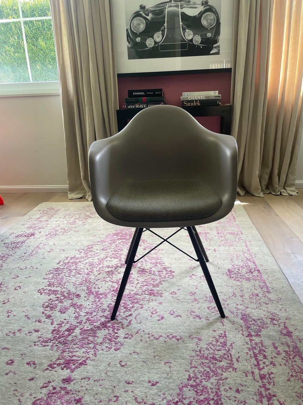 Set di tavolo e panche: Marokkanischer Nussbaum-Esstisch mit 8 Eames Vitra Stühlen – Usato da Erlenbach ZH venduto da sim_llj5 2