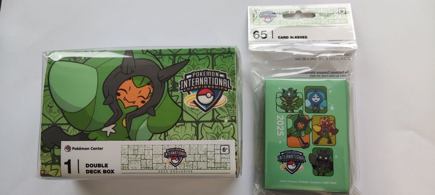 Pokémon Sammelbilder & Trading cards: Pokémon EUIC 2025 Ogerpon Double Deck Box & Sleeves – Neu und originalverpackt aus St. Gallen von tradermuck