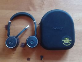 Jabra Evolve2 65 – Kabelloses Headset mit Etui & USB-Dongle