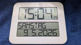 Digitale Uhr mit Tages- und Datumsanzeige