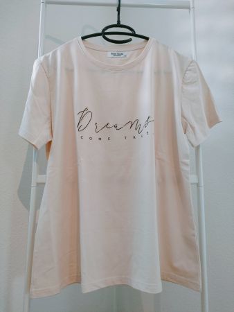 T-Shirt in Beige mit Schriften Dreams come true