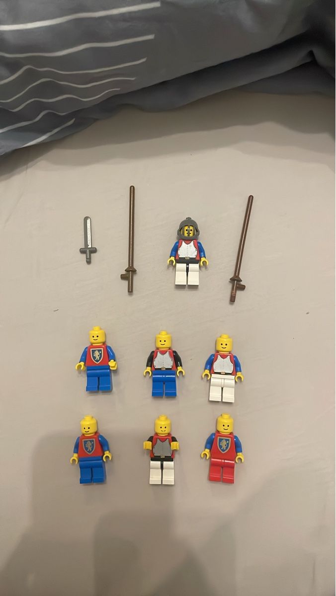 Lego Statuette: 7 Lego Ritter Figuren + Zubehör – Usato da Winterthur venduto da LaManoDeDioz