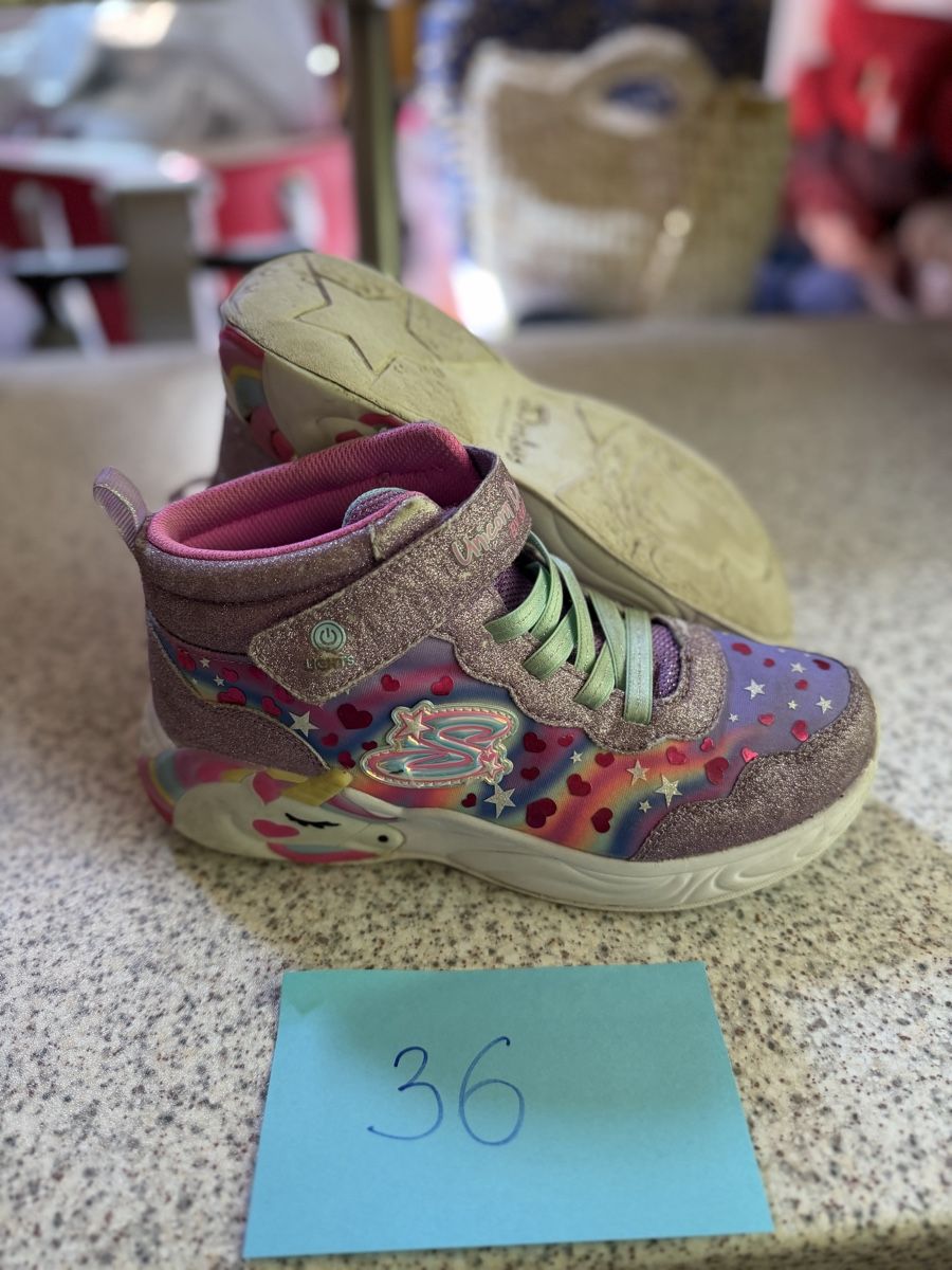 Chaussures filles: Kinderschuhe 2x Gr.36 – D'occasion à La Garde (Sembrancher) par jan_b6mp 2
